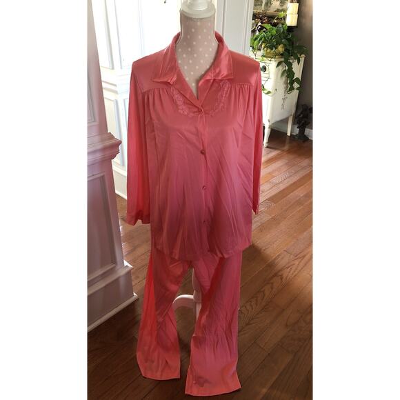 Vintage Vanity Fair Apricot Pink Pajamas Nylon Long Sleeve Medium U.S.A. - Picture 1 of 9